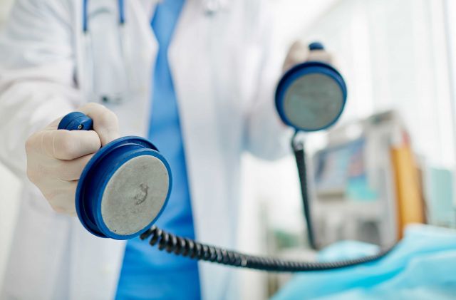 Первая помощь. Правила проведения дефибрилляции