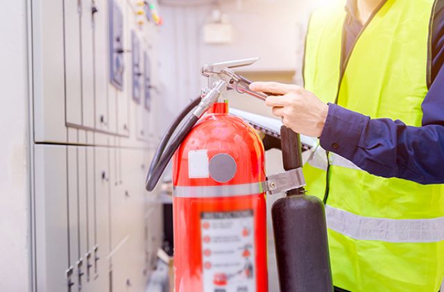 Меры пожарной безопасности для ответственных должностных лиц, занимающих должности главных специалистов технического и производственного профиля, должностных лиц, исполняющих их обязанности, на объектах защиты, предназначенных для проживания или временного пребывания 50 и более человек одновременно, объектов защиты, отнесенных к категориям повышенной взрывопожароопасности, взрывопожароопасности, пожароопасности